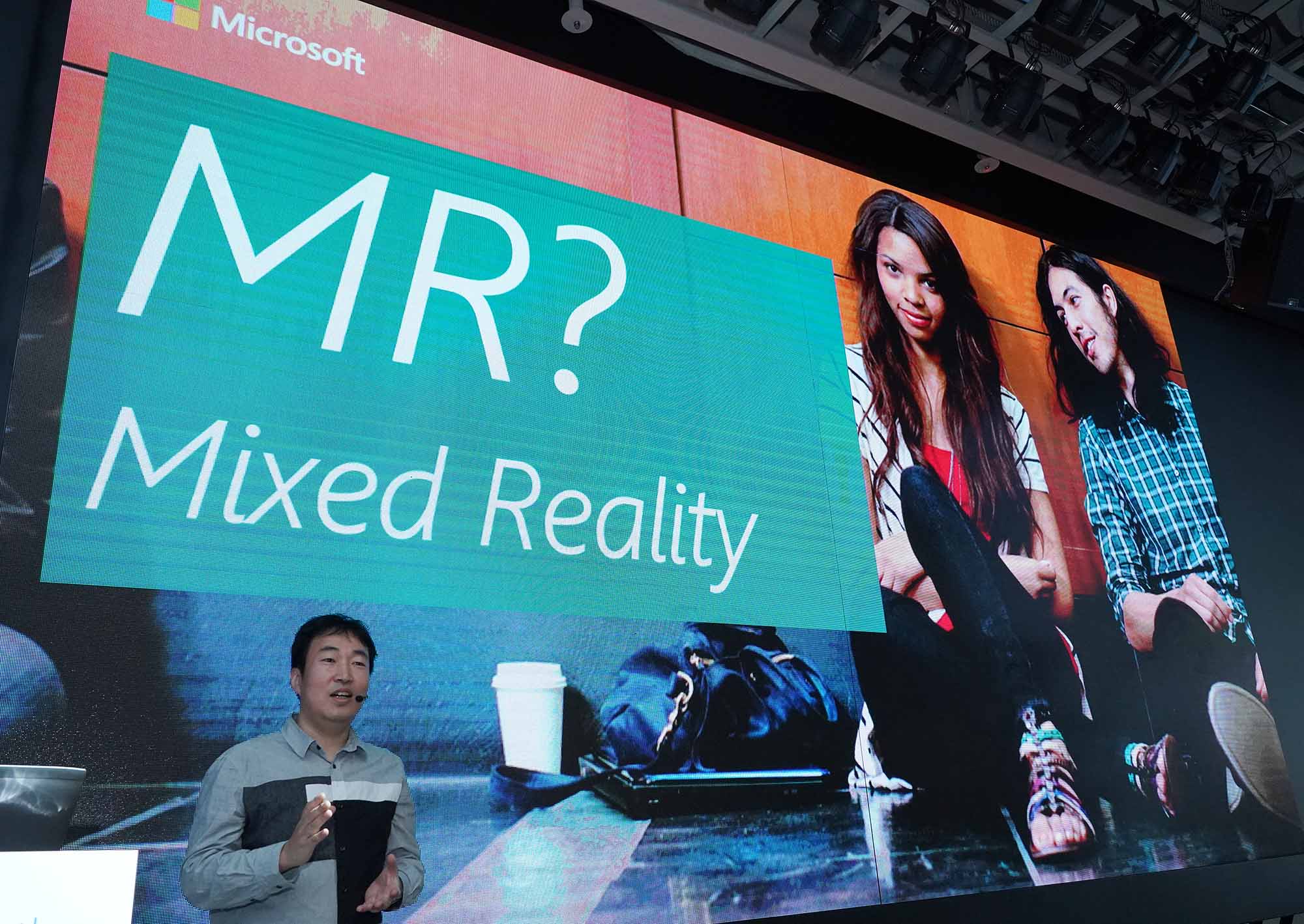 한국마이크로소프트 김영욱 부장이 윈도우 MR의 특징을 설명하고 있다.
